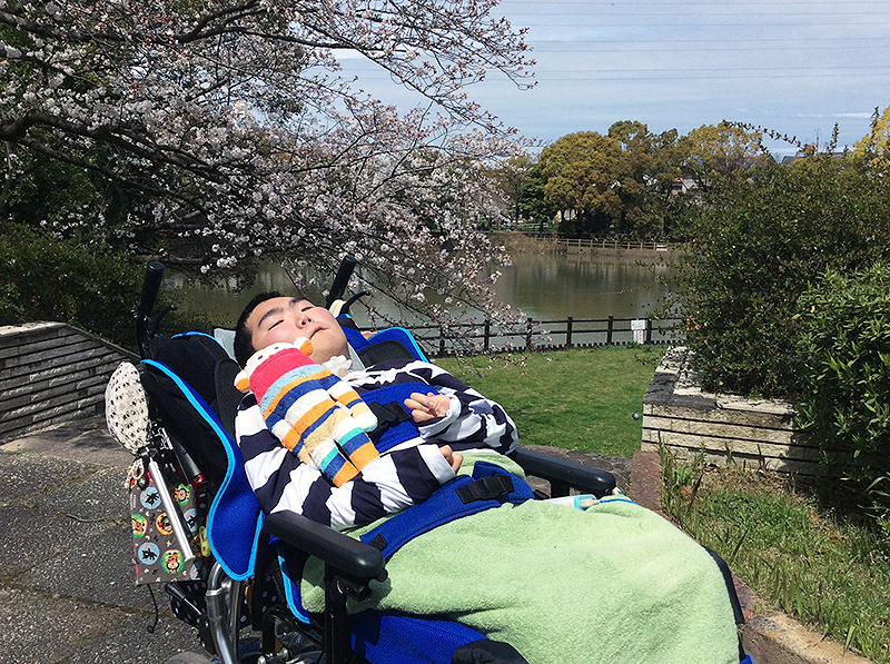 ★お散歩★
天気の良いときは
外へお散歩に行きます。
